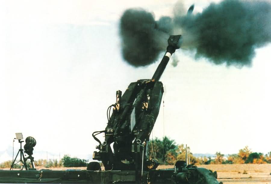 155 mm Englische leichte gezogen Haubitze mit Zweikammerbremse.